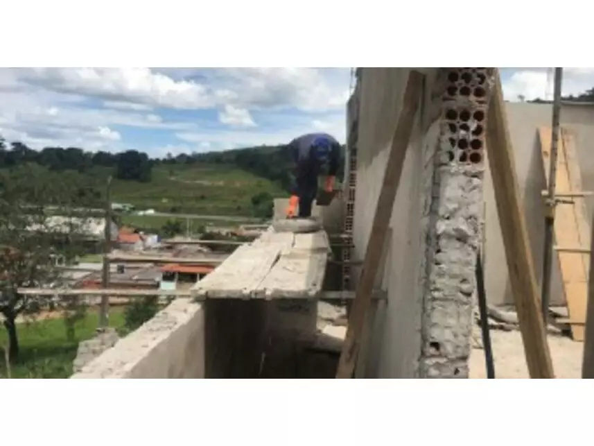 Terreno c/Benfeitorias à venda em leilão